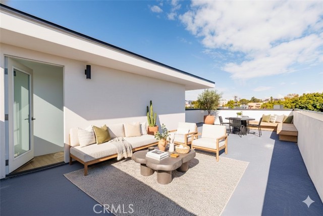 Detail Gallery Image 2 of 75 For 5209 W 20th, Los Angeles,  CA 90016 - – Beds | – Baths