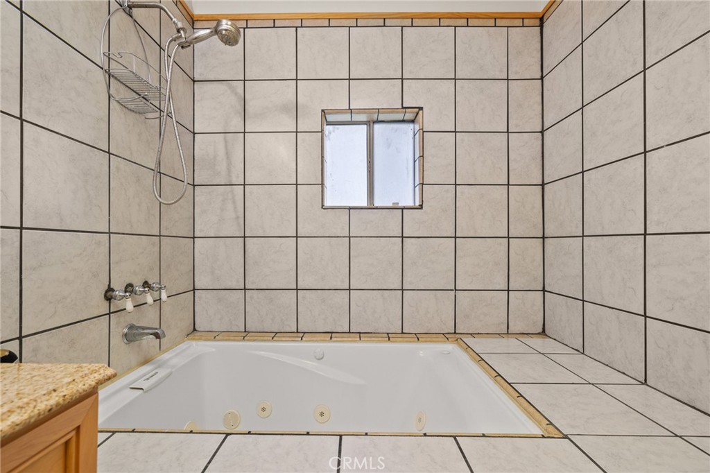 https://media.crmls.org/medias/9aaa0e9a-3cc4-4a0f-91b7-16ef57b02b72.jpg?preset=X-Large