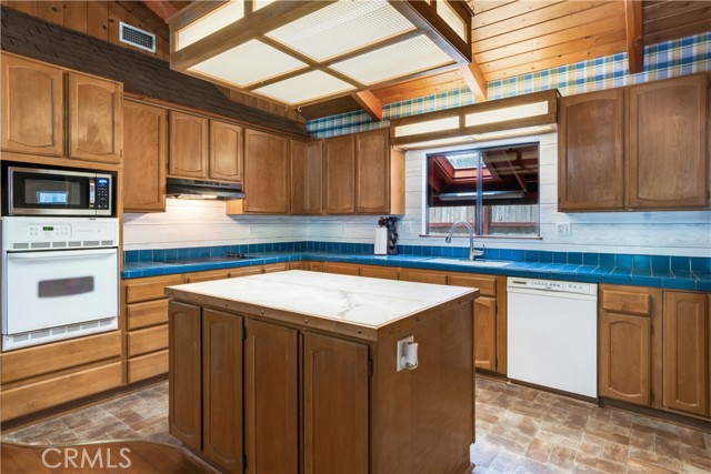 5940 Lake Drive, Angelus Oaks CA: https://media.crmls.org/medias/9ab06335-96d7-4083-9741-50a57534e43a.jpg