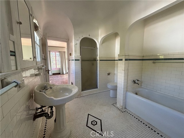 Detail Gallery Image 18 of 33 For 2329 N Edgemont, Los Angeles,  CA 90027 - 5 Beds | 3 Baths