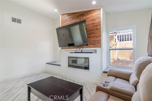 Detail Gallery Image 7 of 32 For 15931 Foothill, –,  CA 91342 - 3 Beds | 2 Baths