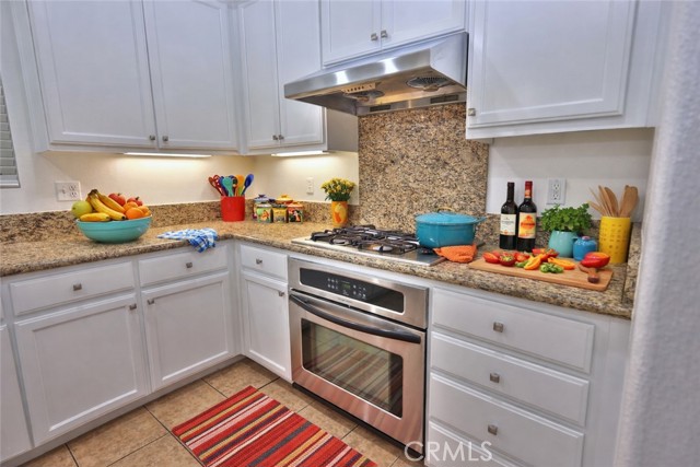 Detail Gallery Image 4 of 32 For 858 Calaveras, Corona,  CA 92878 - 4 Beds | 2/1 Baths