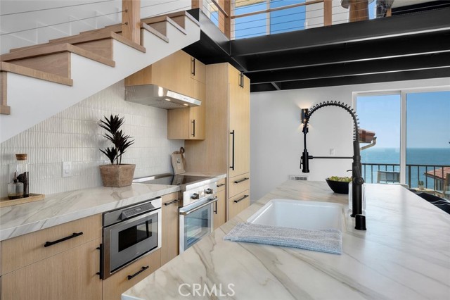 555 Esplanade, Redondo Beach CA: https://media.crmls.org/medias/9ab9ea76-a545-4dd1-860f-2a3121bfb766.jpg