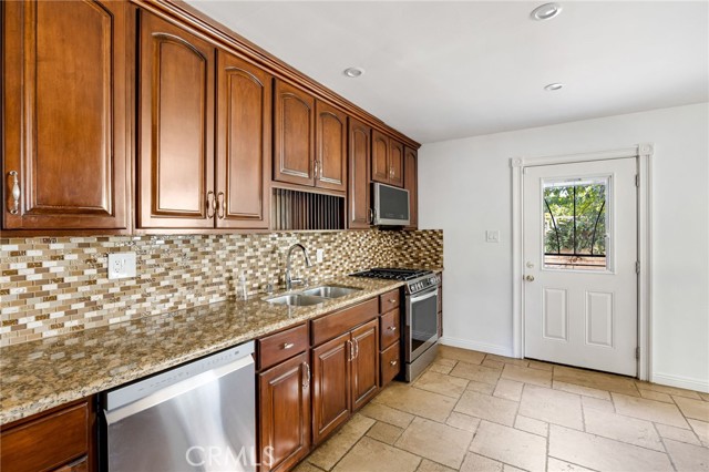 Detail Gallery Image 12 of 22 For 7044 White Oak, Van Nuys,  CA 91406 - 3 Beds | 2 Baths