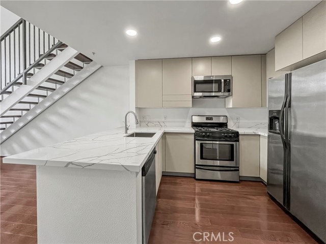 Detail Gallery Image 3 of 23 For 1801 E Katella Ave #4163,  Anaheim,  CA 92805 - 1 Beds | 2 Baths