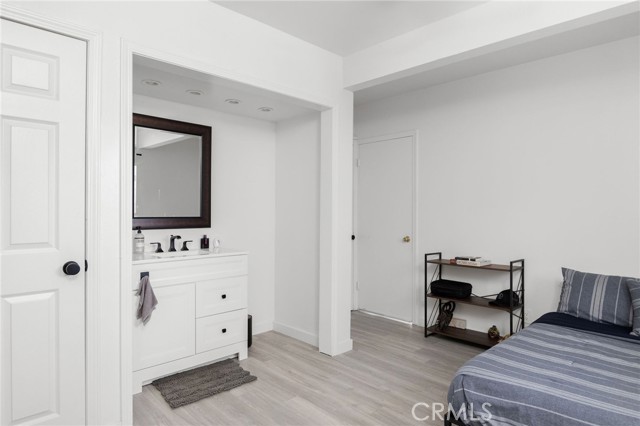 Bottom unit bedroom & ensuite bathroom