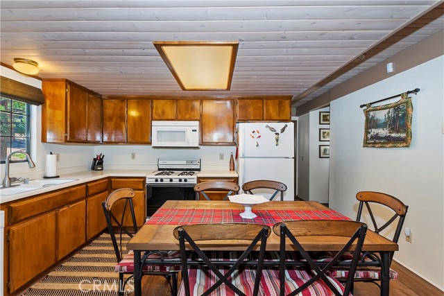 Detail Gallery Image 9 of 26 For 670 Knight Ave, Big Bear Lake,  CA 92315 - 2 Beds | 2 Baths