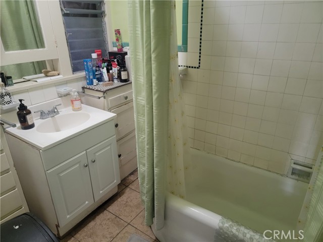 4214 Rosewood Avenue, Los Angeles CA: https://media.crmls.org/medias/9acaddd5-b8ca-434d-9ec1-4c6f56a997cb.jpg