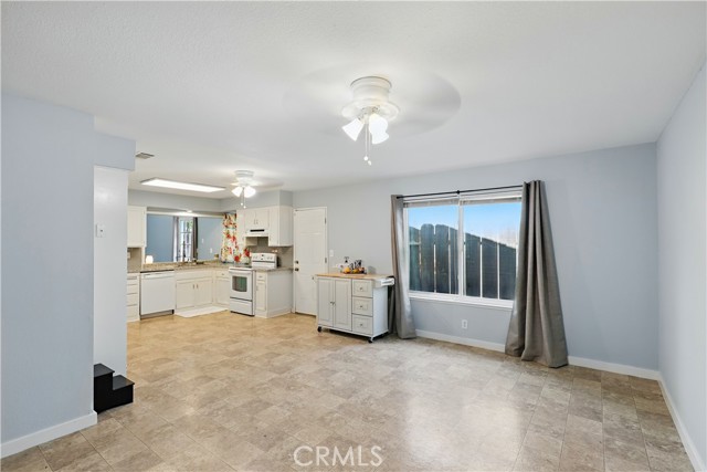 395 Columbia Avenue, Merced CA: https://media.crmls.org/medias/9acdfcab-425d-405a-ac52-1f7c84b988de.jpg