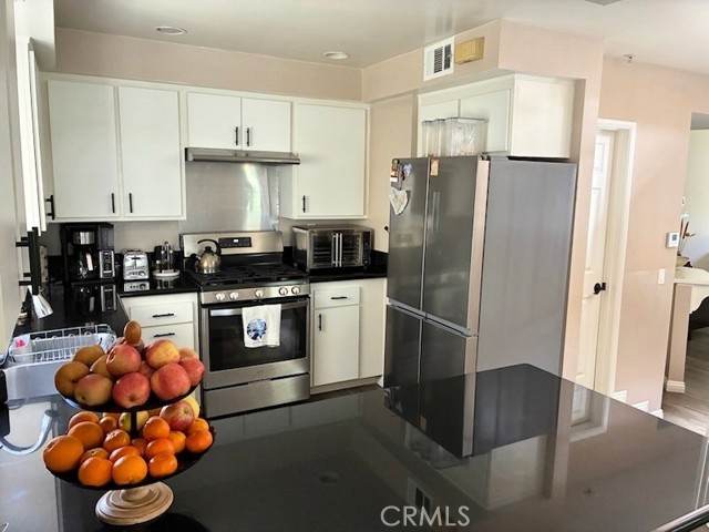 Detail Gallery Image 4 of 54 For 2249 Montrose Ave #7,  Montrose,  CA 91020 - 3 Beds | 2/1 Baths