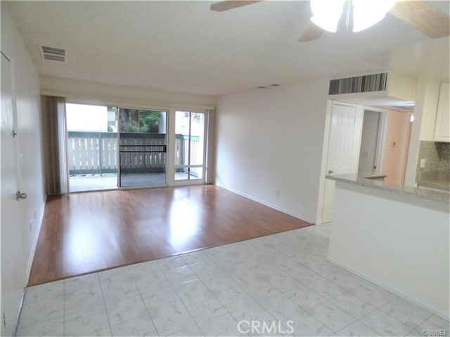 Detail Gallery Image 2 of 11 For 8601 International, Canoga Park,  CA 91304 - 2 Beds | 1 Baths