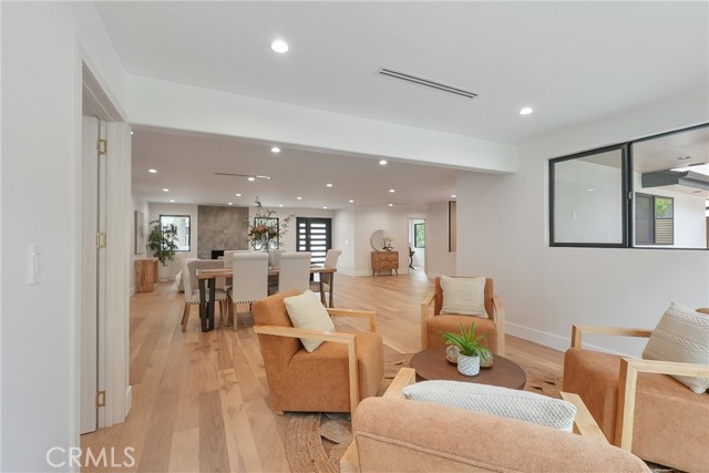 Detail Gallery Image 15 of 41 For 23240 Leonora Dr, Woodland Hills,  CA 91367 - 5 Beds | 5 Baths