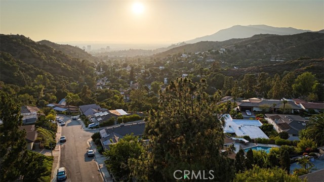 Detail Gallery Image 2 of 45 For 2651 Sleepy Hollow Pl, Glendale,  CA 91206 - 3 Beds | 2 Baths