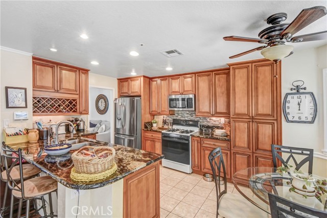 Detail Gallery Image 6 of 11 For 13723 Berkeley Ct, Fontana,  CA 92336 - 3 Beds | 2/1 Baths