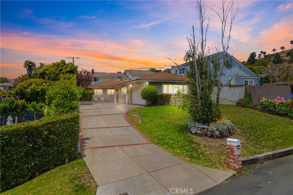 1709 Espinosa Circle