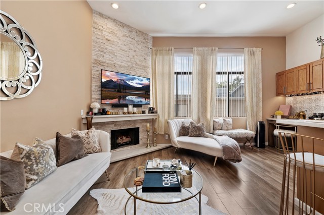 Detail Gallery Image 6 of 31 For 4652 Don Lorenzo #B,  Los Angeles,  CA 90008 - 3 Beds | 3 Baths