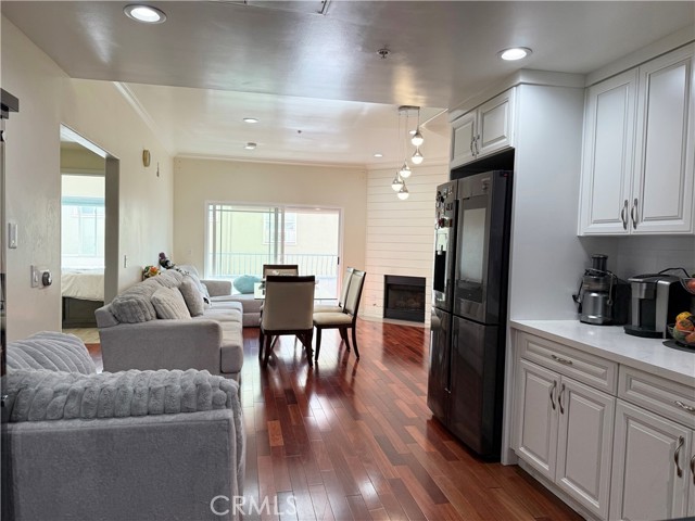 Detail Gallery Image 3 of 10 For 332 S Serrano Ave #101,  Los Angeles,  CA 90020 - 3 Beds | 2 Baths