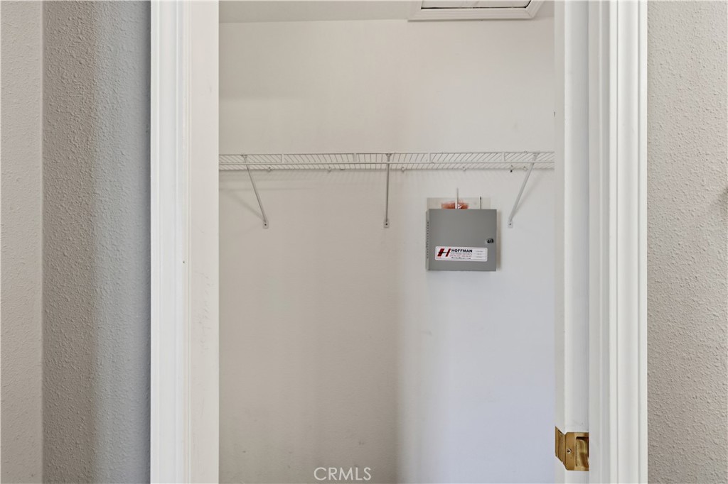 https://media.crmls.org/medias/9adc3332-70b4-4529-b314-6c0909cb05b1.jpg?preset=X-Large