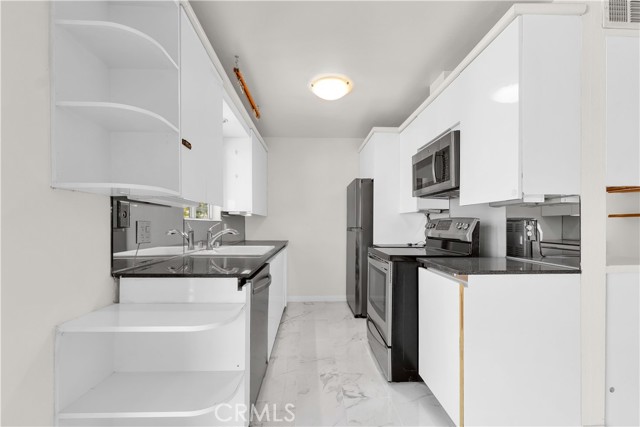 Image 13 of 31 For 532 Rossmore Avenue 411