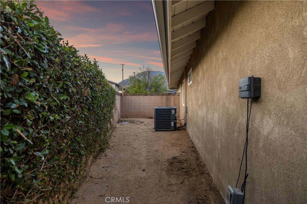 https://media.crmls.org/medias/9add3ee5-f5b6-4fd2-b98b-e48c74e4567a.jpg?preset=X-Large