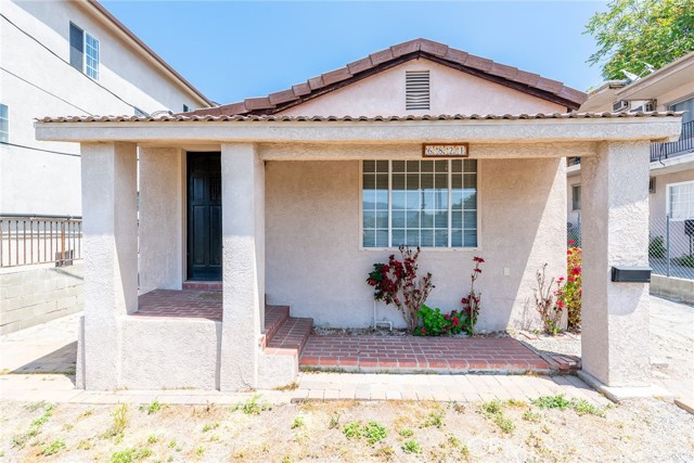 Detail Gallery Image 1 of 31 For 6821 Valmont St, Tujunga,  CA 91042 - 4 Beds | 2 Baths