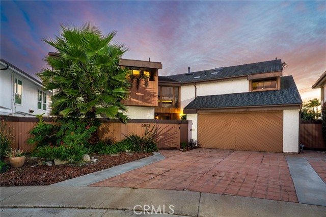 Detail Gallery Image 3 of 53 For 3902 Legend Cir, Huntington Beach,  CA 92649 - 6 Beds | 2/1 Baths