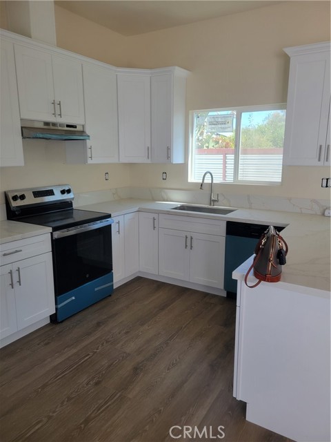 Detail Gallery Image 8 of 25 For 21753 Romar St, Chatsworth,  CA 91311 - 2 Beds | 2 Baths
