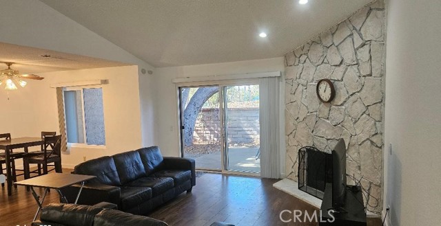 Detail Gallery Image 4 of 13 For 517 Wayland Ct, Claremont,  CA 91711 - 2 Beds | 2/1 Baths