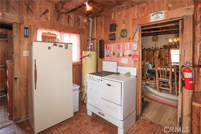 Detail Gallery Image 10 of 47 For 39342 Mohawk Dr, Fawnskin,  CA 92333 - 4 Beds | 2 Baths