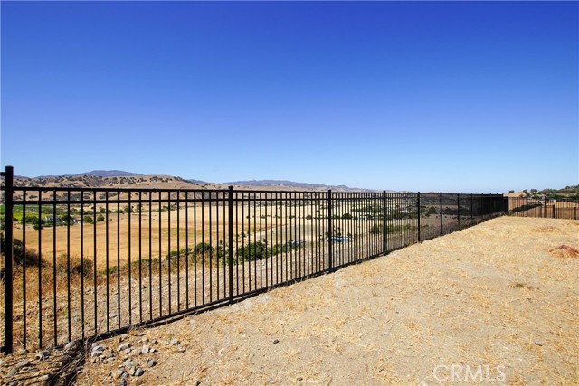 208 Luna Way, Hollister CA: https://media.crmls.org/medias/9aefbd75-bbfb-47df-9250-3fedcad47856.jpg
