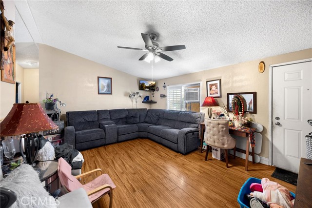 Detail Gallery Image 7 of 44 For 2851 S La Cadena Dr #26,  Colton,  CA 92324 - 4 Beds | 2 Baths