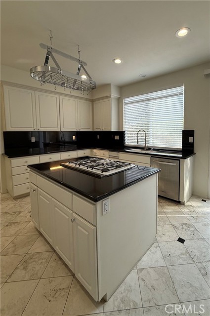 Detail Gallery Image 5 of 24 For 6 Ponte, Irvine,  CA 92606 - 5 Beds | 3/1 Baths