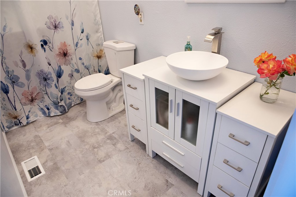 https://media.crmls.org/medias/9af28008-d93f-4a8e-9d78-39171079b151.jpg?preset=X-Large