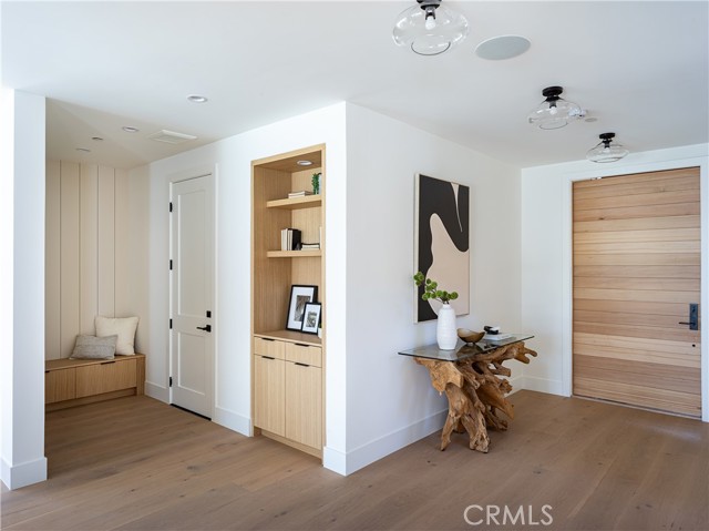 Detail Gallery Image 3 of 39 For 4936 Strohm Ave, Toluca Lake,  CA 91601 - 6 Beds | 6/1 Baths