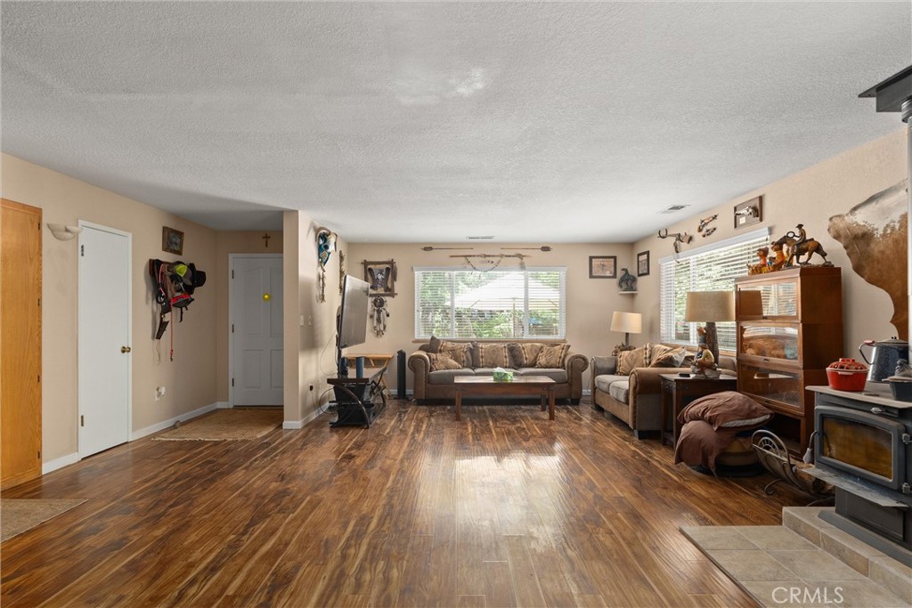 https://media.crmls.org/medias/9af4e0e8-4208-4d55-8e7e-0e8e22800fde.jpg?preset=X-Large