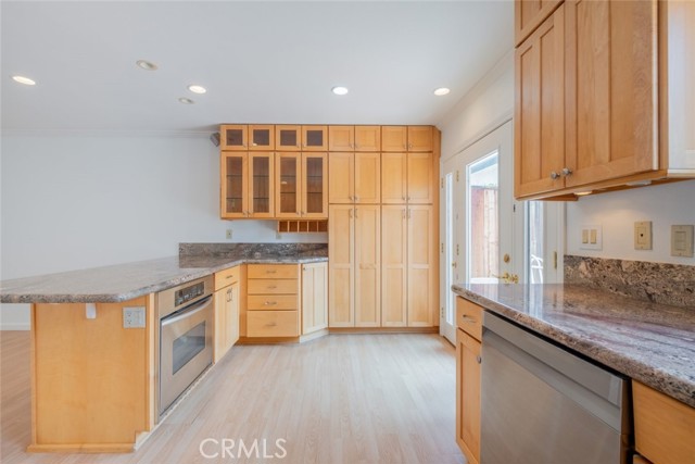 Detail Gallery Image 8 of 33 For 1046 Royal Oaks Dr #B,  Monrovia,  CA 91016 - 3 Beds | 2/1 Baths
