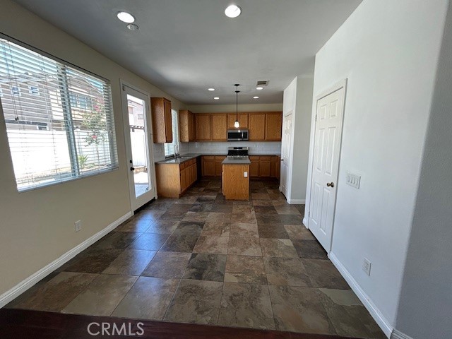 Detail Gallery Image 10 of 46 For 1911 Cefalu Ct, Riverside,  CA 92507 - 5 Beds | 2/1 Baths
