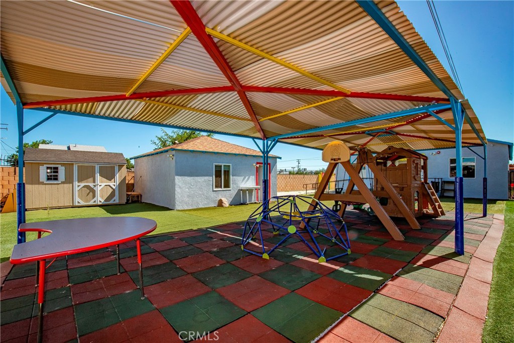 https://media.crmls.org/medias/9affcc14-367f-47f7-b1cb-398c5c4306ce.jpg?preset=X-Large
