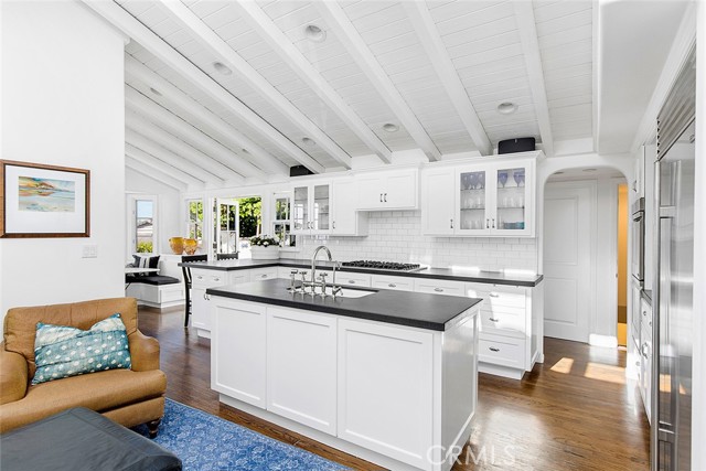 Detail Gallery Image 8 of 33 For 806 Emerald Bay, Laguna Beach,  CA 92651 - 4 Beds | 3/2 Baths