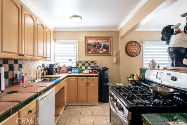 2561 E Washington Street, Carson CA: https://media.crmls.org/medias/9b025acc-f603-4b77-90c0-ed444b3492f0.jpg