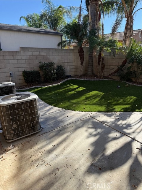 Detail Gallery Image 4 of 4 For 15467 Spruce Tree, Fontana,  CA 92336 - 4 Beds | 2/1 Baths