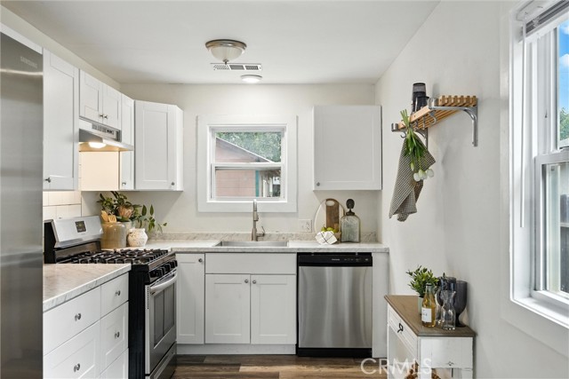 Detail Gallery Image 4 of 24 For 324 W 16th St, Chico,  CA 95928 - 3 Beds | 2 Baths