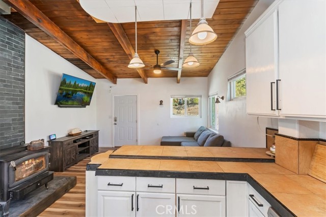 1946 Desert Front Road, Wrightwood CA: https://media.crmls.org/medias/9b05e805-3aa5-403b-95ea-f35d64f9e416.jpg