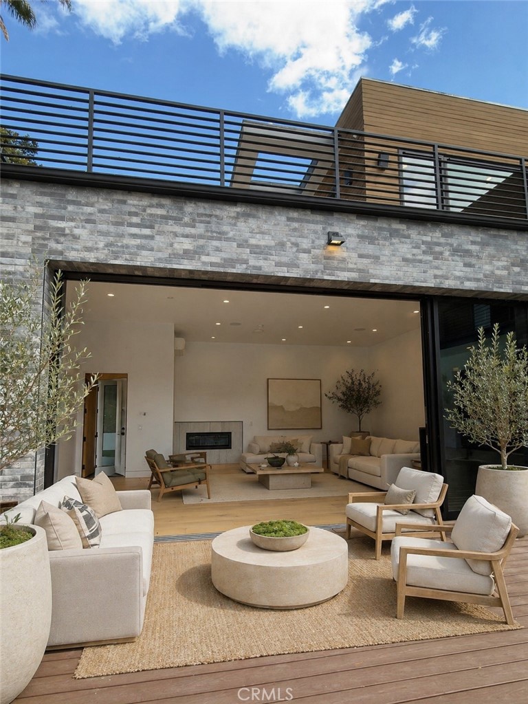 https://media.crmls.org/medias/9b0c43f5-b240-4c7e-a322-f7100312f12c.jpg?preset=X-Large