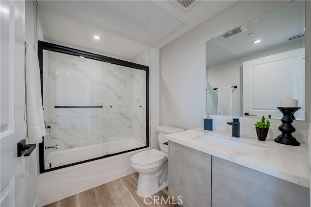 Detail Gallery Image 9 of 13 For 7018 Alabama Ave #301,  Canoga Park,  CA 91303 - 3 Beds | 2/1 Baths