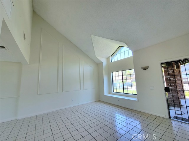 Detail Gallery Image 3 of 15 For 12054 Suzanne Dr, Fontana,  CA 92337 - 3 Beds | 2/1 Baths