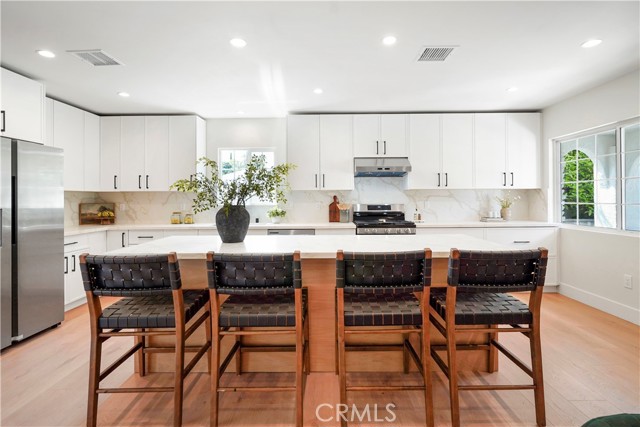 Detail Gallery Image 10 of 46 For 18324 Sylvan St, Tarzana,  CA 91335 - 4 Beds | 2 Baths