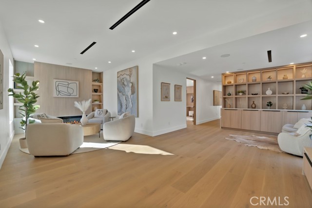 Detail Gallery Image 12 of 63 For 11107 Kling St, North Hollywood,  CA 91602 - 4 Beds | 4 Baths