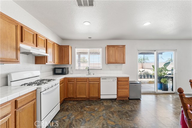 16029 White Mountain Place, Victorville CA: https://media.crmls.org/medias/9b18b6b1-fc93-41fb-a203-4a448adbcd9e.jpg