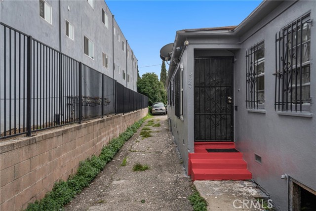 Detail Gallery Image 3 of 24 For 3322 W 63rd St, Los Angeles,  CA 90043 - – Beds | – Baths